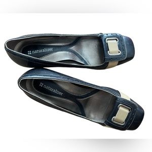Naturalizer black and beige pumps. Womens 7W.